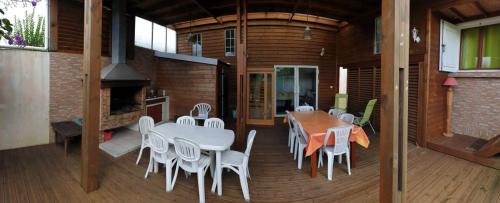 eine Küche und ein Esszimmer mit einem Tisch und Stühlen in der Unterkunft Le tibouchina in Le Tampon