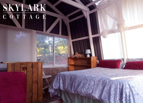 Tempat tidur dalam kamar di Skylark Cottage