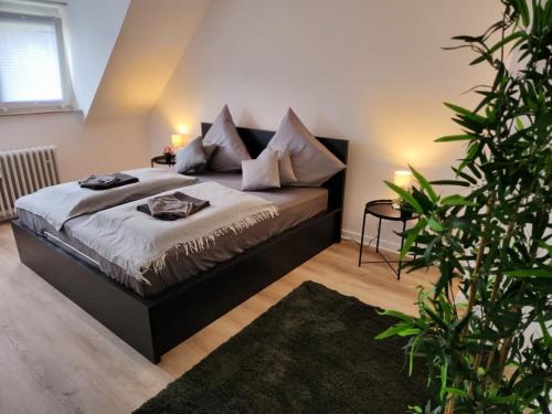سرير أو أسرّة في غرفة في ND Hotels & Apartment Düsseldorf