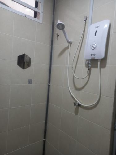 y baño con ducha con cabezal de ducha. en D'tasek Homestay Gua Musang en Gua Musang