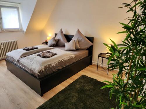 سرير أو أسرّة في غرفة في ND Hotels & Apartment Düsseldorf