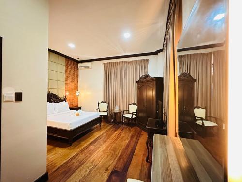 Кровать или кровати в номере Vigan Plaza Hotel