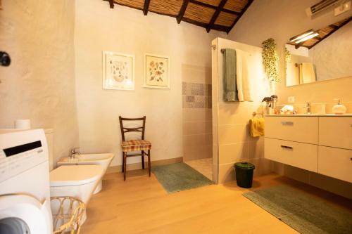 a bathroom with a sink and a tub and a toilet at Casa Niagara in El Jaral