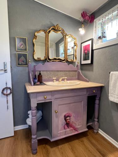 a bathroom with a sink and a mirror at Fridas Accommodation in Raglan