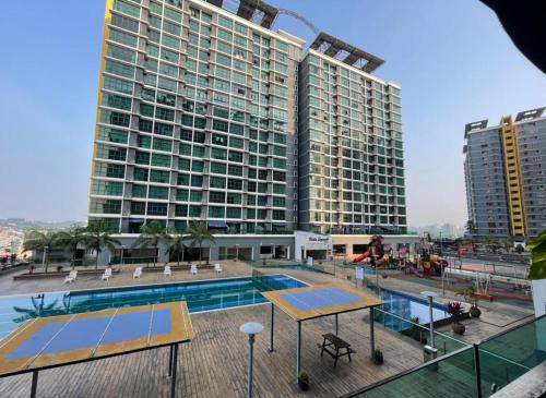 vista su un grande edificio con piscina di Harmoni Homes Vista Alam a Shah Alam