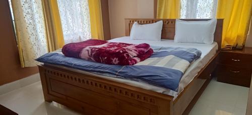 Bomdila的住宿－Hotel Deysal Noora，卧室内的一张床位,