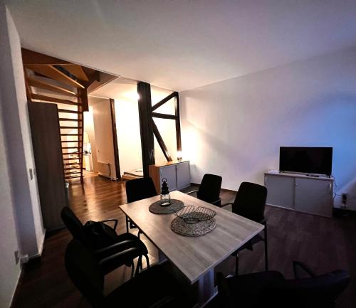 舍納貝克的住宿－Mitten im Herzen，客厅配有桌椅和电视。
