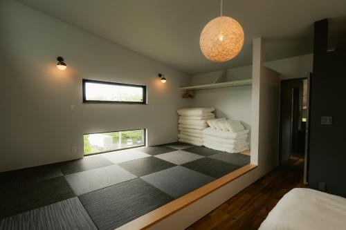 1 dormitorio con suelo a cuadros en サウナ付き大人の隠れ家 -Kito NASU- en Nasu