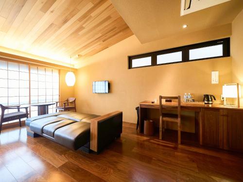 a bedroom with a bed and a desk in a room at 枳殻の杜 Kikoku no mori in Kyoto