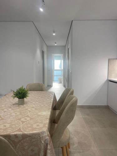a dining room with a table and chairs at EME APARTMENTS - Kompleksi San Pietro, Gjiri i Lalzit in Durrës