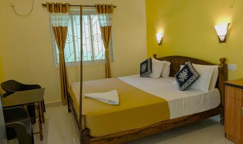 a bedroom with a bed and a window at Santana Guest House in Agonda