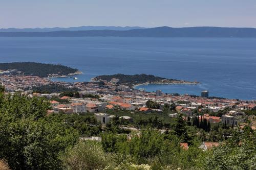 vista para uma cidade e para o oceano em Cottage Baskovic in nature park em Makarska