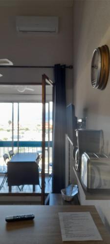 - une cuisine avec vue sur le salon dans l'établissement CHARMANT DUPLEX 3ÈME ÉTAGE AVEC VUE IMPRENABLE, au Barcarès