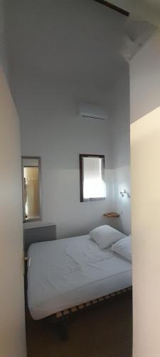 Un dormitorio con una cama y una ventana en CHARMANT DUPLEX 3ÈME ÉTAGE AVEC VUE IMPRENABLE, en Le Barcarès