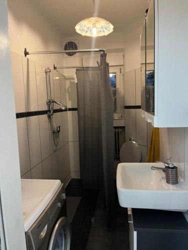 uma casa de banho com um chuveiro e um lavatório. em M & B Home 2 em Nurembergue