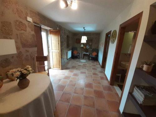 - un couloir d'une maison avec une table et une chambre dans l'établissement Casas do Minério, à Guarda