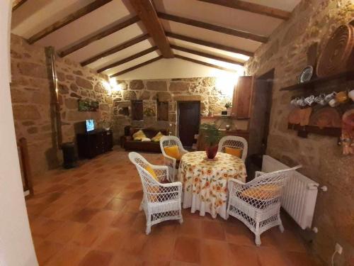 a dining room with a table and chairs in a room at Casas do Minério in Guarda