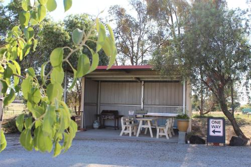 a building with a picnic table and a sign at The Lydoun Motel in Chiltern