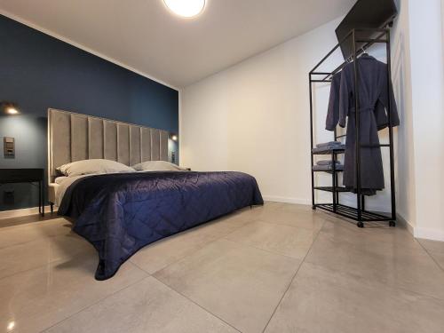 um quarto com uma cama e um cabide de roupas em Egge Resort 7b mit Whirpool u Sauna em Altenbeken