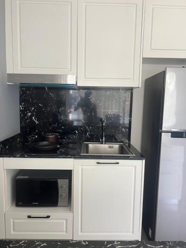 Una cocina o cocineta en Palmyrah Surin Beach Residence