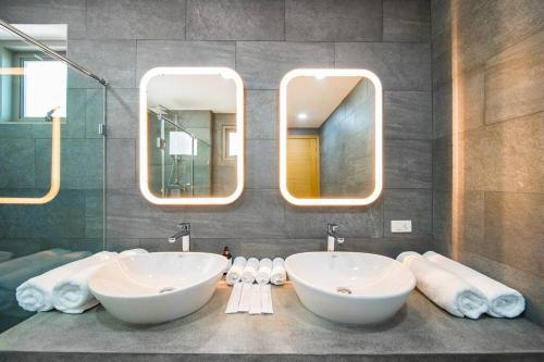 2 lavabos en un baño con 2 espejos en Nastha Villa 3 bedrooms en Koh Samui