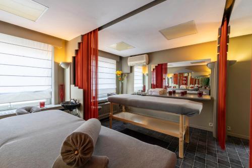 una habitación de hotel con 2 camas y un salón en BeautyD GREY ROOM centrum Gullegem en Wevelgem