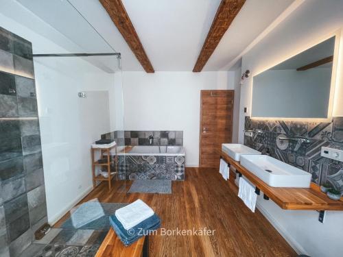 uma casa de banho com 2 lavatórios e um espelho grande em Wundervolle Ferienwohnung - Zum Borkenkäfer 1 em Elbingerode