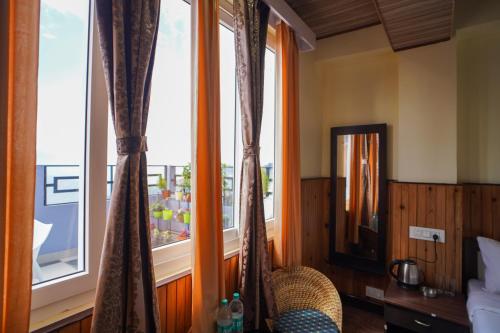 Hotel Hill Queen Near Tara Devi Mandirにあるベッド