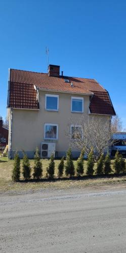 una casa con un coche aparcado delante de ella en Villa Svalan, en Hällefors