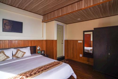 Hotel Hill Queen Near Tara Devi Mandirにあるベッド