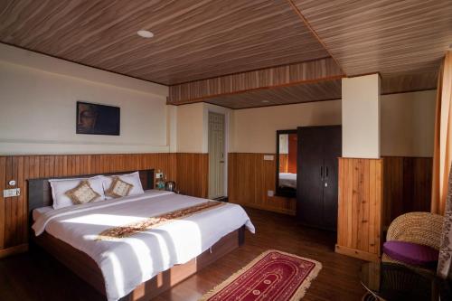 Postel nebo postele na pokoji v ubytování Hotel Hill Queen near Sherpa Gumba Darjeeling Mall 5 Min Couple Friendly