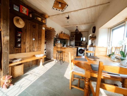 eine Küche mit einem Holztisch und einem Esszimmer in der Unterkunft chambre atypique à 200m du lac in Saint-Jorioz
