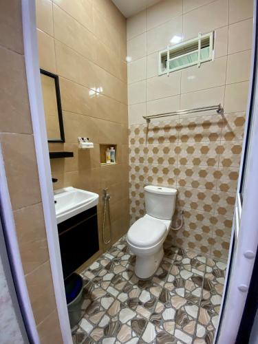 a bathroom with a toilet and a sink at Sheri homestay in Kuala Nerang