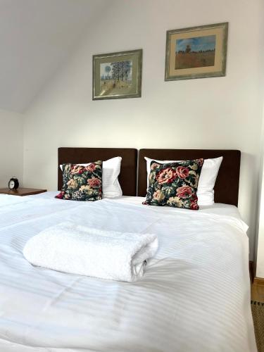 a bedroom with two beds with white sheets and pillows at Wynajem Pokoi Villa Kofeina in Gdańsk