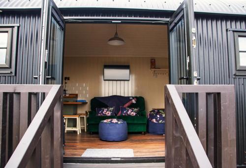 Χώρος καθιστικού στο The Shepherds Rests Luxury Glamping, Carnlough
