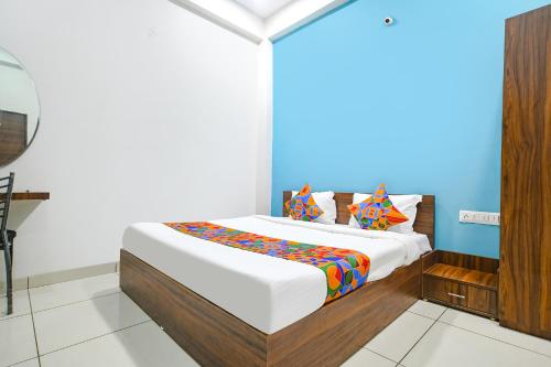 una camera con un letto di FabExpress Golden Epoch a Indore