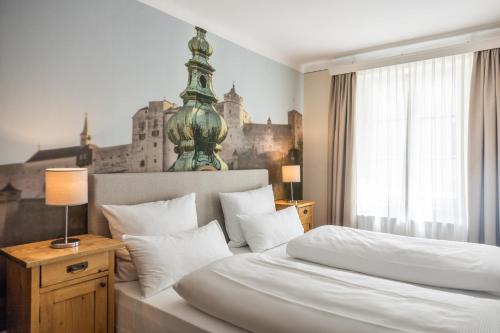 ein Hotelzimmer mit 2 Betten und einem Fenster in der Unterkunft Boutiquehotel Amadeus in Salzburg