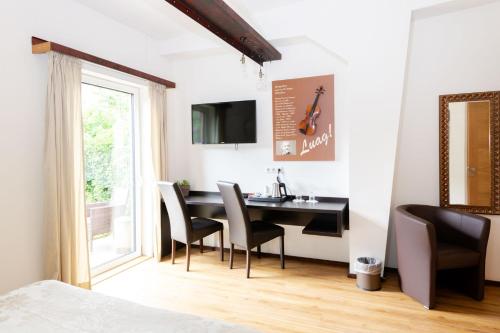 uma sala de jantar com uma mesa e cadeiras e uma janela em S'Matt Bob em Feldkirch