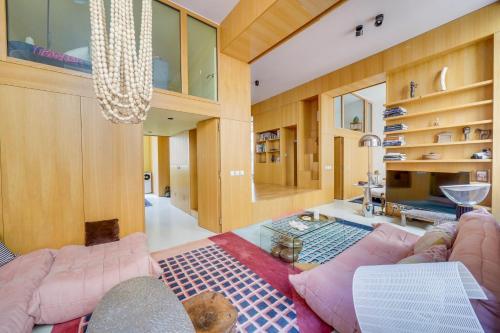 un salon avec un canapé rose et une table dans l'établissement Le Kube - Hyper centre de Bordeaux, à Bordeaux