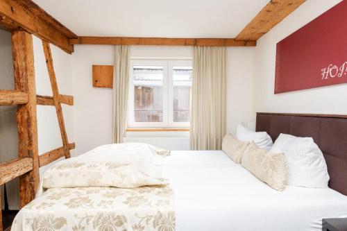 1 dormitorio con 2 camas y ventana en S'Matt en Röthis