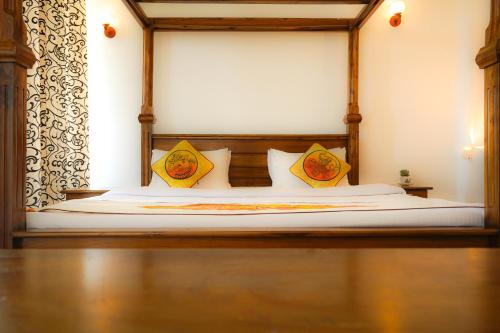 a bedroom with a large bed with yellow pillows at leisure Mount View in Haputale