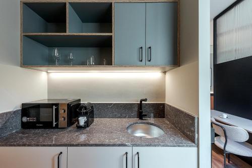 Dapur atau dapur kecil di Thirtynine Urban Stay