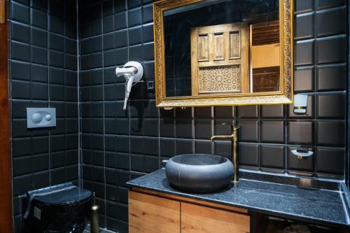y baño con lavabo y espejo. en Abraham Otel en Sanlıurfa