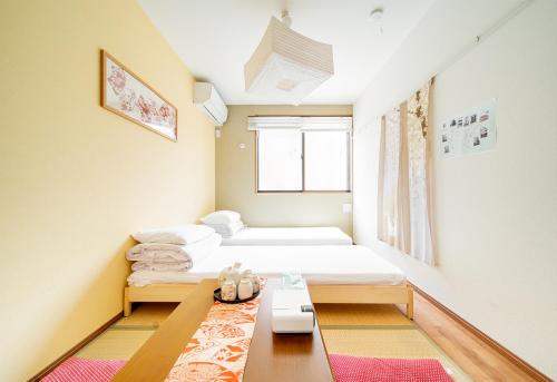 Habitación pequeña con cama y mesa en 優宿 Kitakoiwa, en Tokio