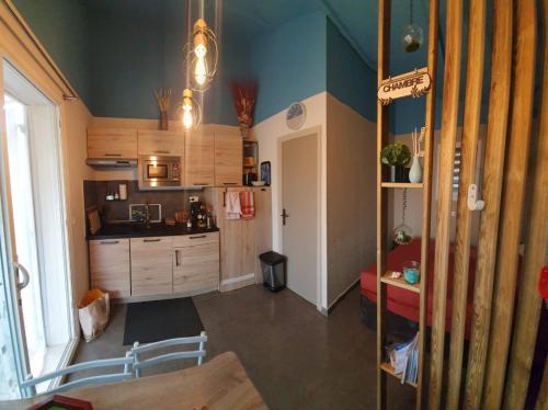 um quarto com uma cozinha e uma sala de jantar em Studio de charme à 300 m de la Plage de Santa Giulia em Porto-Vecchio