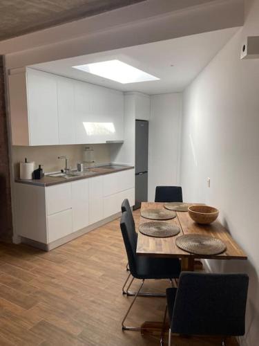 a kitchen with a table and chairs in a room at Apartamento Mirador del Almendro in Tejeda