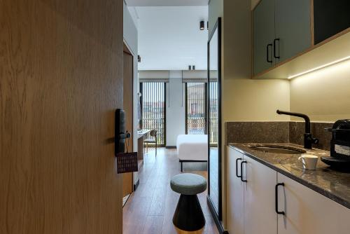 Dapur atau dapur kecil di Thirtynine Urban Stay