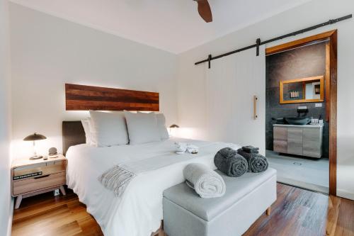 um quarto com uma grande cama branca com toalhas em Waterfall Lodge em Carool