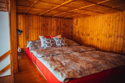 Cama en habitación con techo de madera en nocleg w Krośnie tuż przy dworcu en Krosno