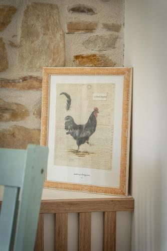 a picture of a chicken on a wooden shelf at Ferme Sarthou in Lucq-de-Béarn
